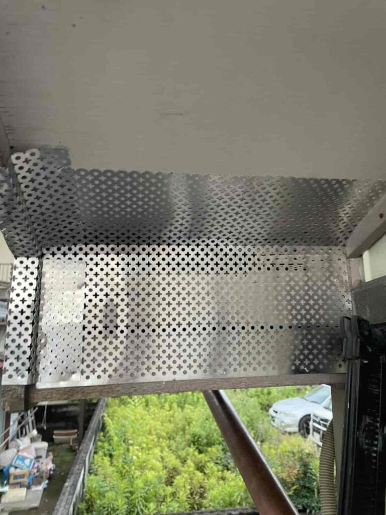 屋根裏で足音と異臭を確認｜徳島県徳島市で害獣対策工事を実施