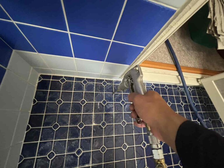 床下湿気対策と白アリ予防消毒工事｜鳥取市で床下換気扇を設置