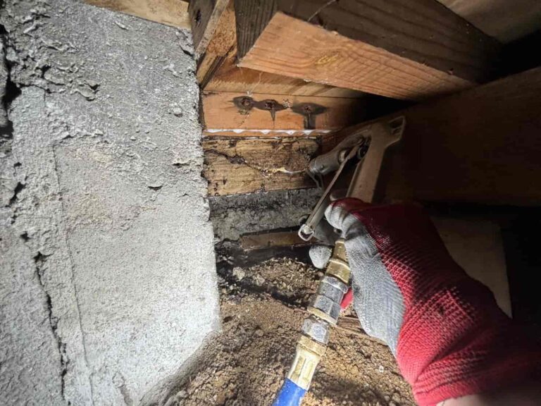 床下で蟻道を確認｜岡山市北区でシロアリ駆除・予防消毒を実施