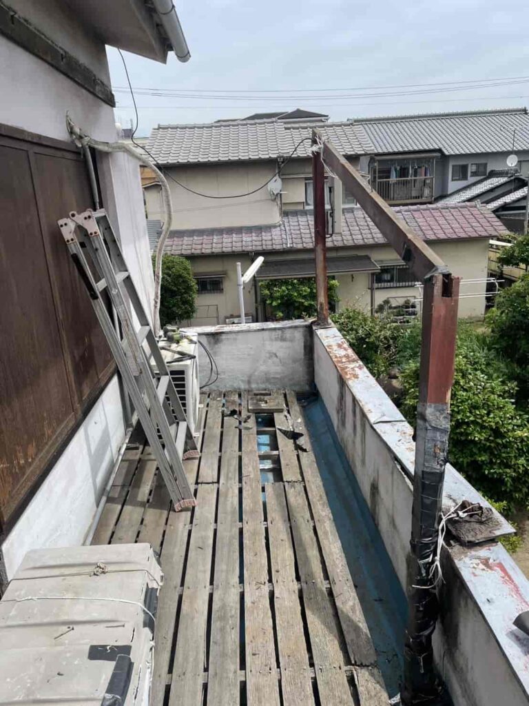 台風で壊れたベランダを修理 高松市