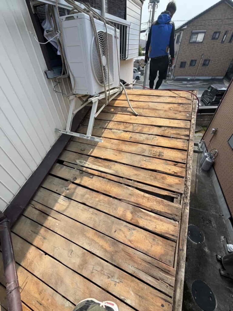 雨漏りの屋根の葺き替え工事 徳島市