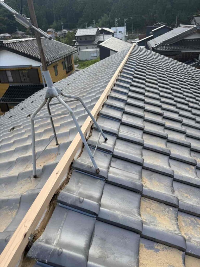 地震でゆがんだ屋根瓦を修理 輪島市
